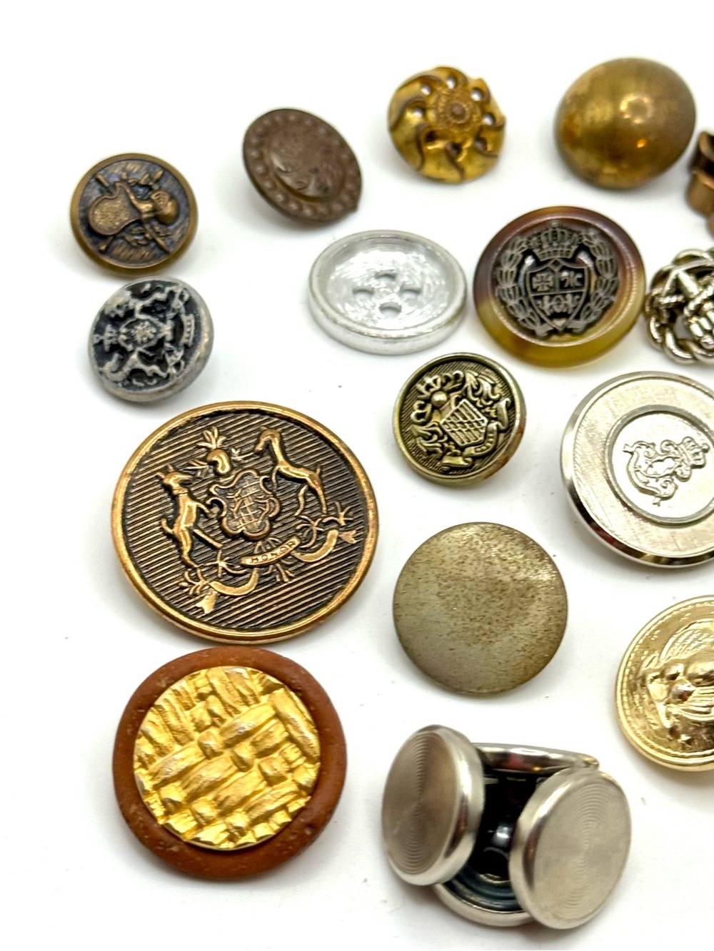 Vintage military and fashion buttons - Lot 
22
